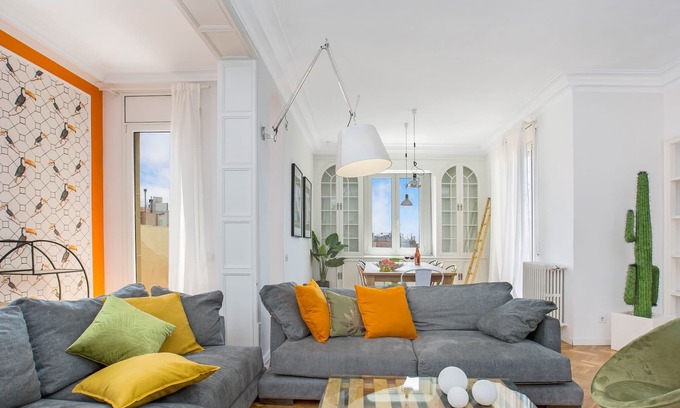 Eixample Apartment | ⭐Huge Family Flat W/ 2 Terraces for 10 People⚜️ ¤