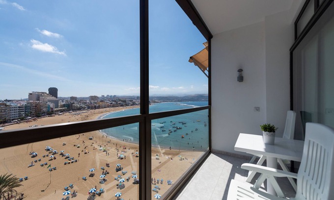 Las Palmas de Gran Canaria Ski Chalet | Lovely balcony sea views By CanariasGetaway