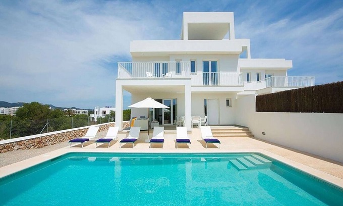 Cala d'Or Villa | Modern Stylish Villa, A/C, Private Pool, Marina Views, 10mins walk to Cala d'Or & 2 Sandy Beaches!