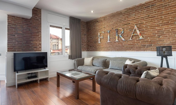La Nova Esquerra de l'Eixample Apartment | Next to the train station and the Barcelona trade fair.