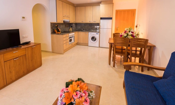 Santa Margarida Apartment | Nice apartment with terrace and pool near the beach and shops Inmosantos Daniel BA