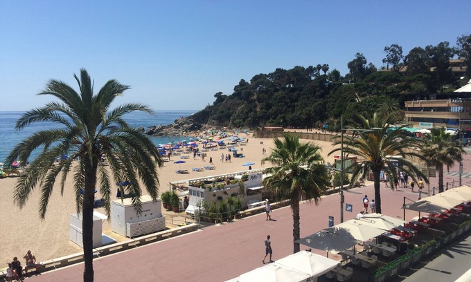 Lloret Town Center Apartment | Spacious apartment for 8 people on the seafront of LLoret de Mar, with spectacular views of the sea. Free WIFI. Excellent location ideal for groups of young people and families. Vivalidays Rosalia.