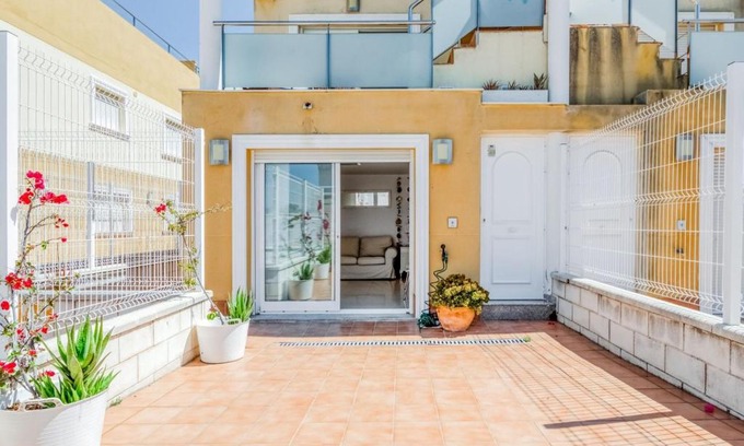 Oliva House | Spacious Holiday Home in Oliva with Swimming Pool