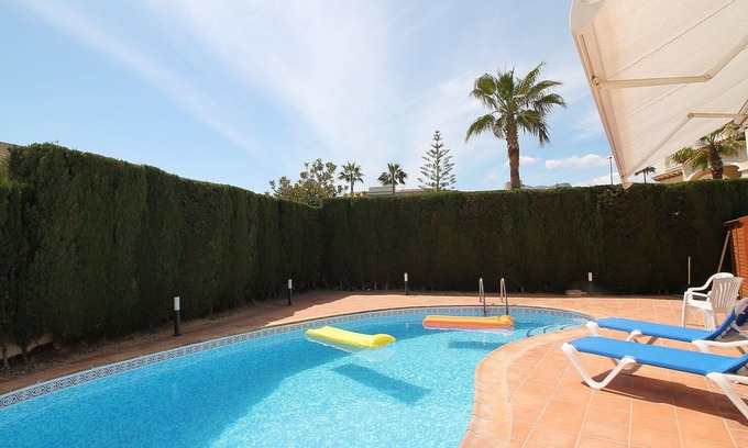 Bell Horizo House | Stunning private villa for 10 people with WIFI, private pool, A/C, TV and patio