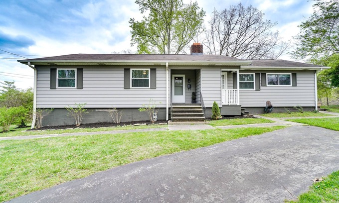 Oak Ridge House | Updated Home: Central Oak Ridge Location