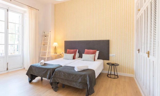 La Merced Apartment | Urbe10 Plaza de la Merced 3 bedroom apartment