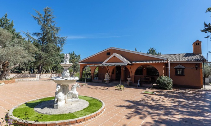 San Martin de Valdeiglesias Villa | Villa 'Finca El Palomar De La Viña' with Mountain Views, Private Pool and Wi-Fi