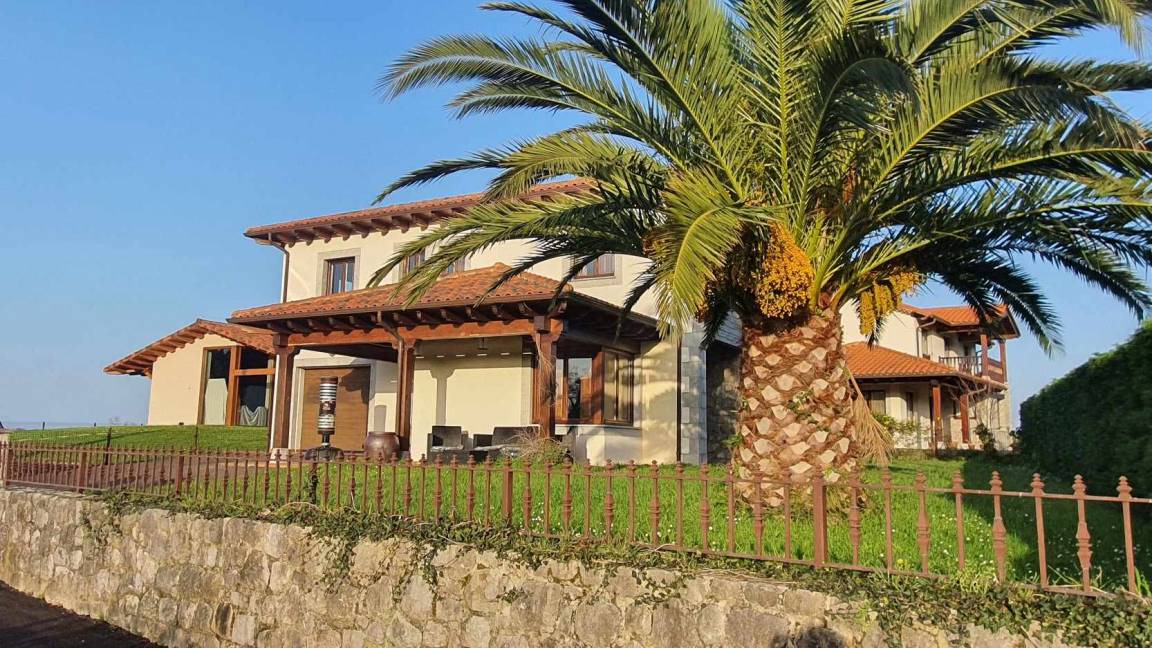 Photo of Buildings in Villahormes