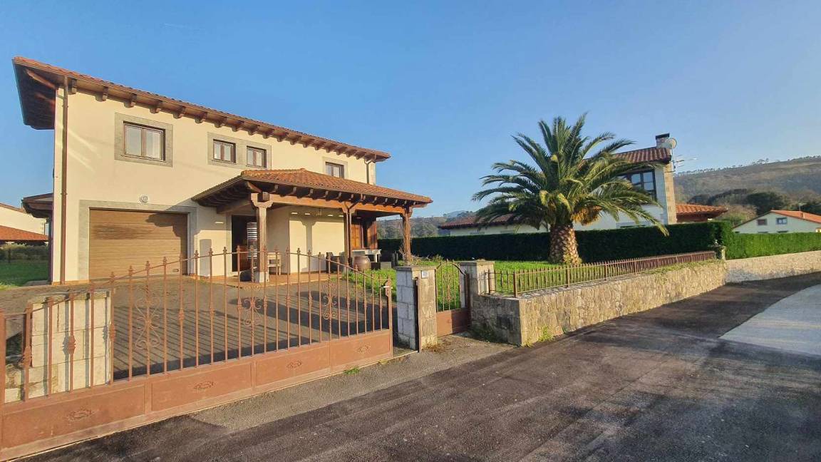 Photo of Buildings in Villahormes
