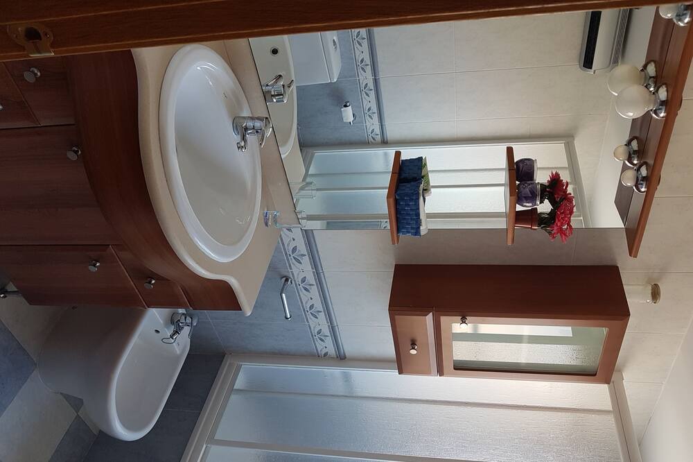 Photo of Bathroom in Aiora
