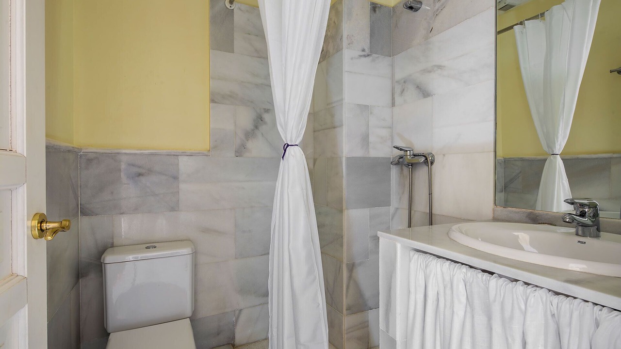 Photo of Bathroom in Feria