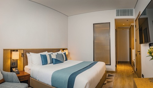 Premium Studio Suite, 1 King Bed, Balcony